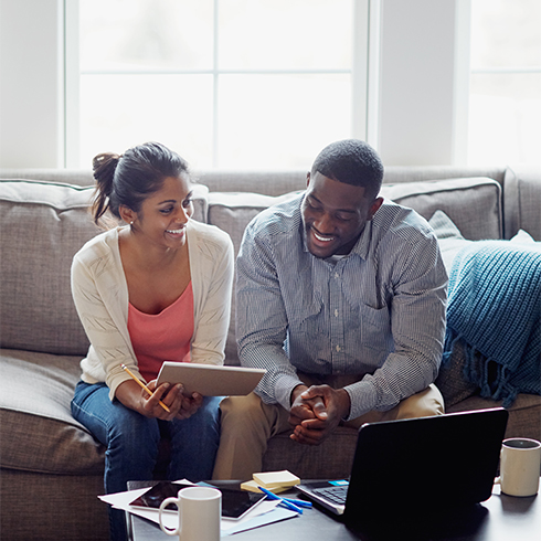 Couple investing online Couple investing online